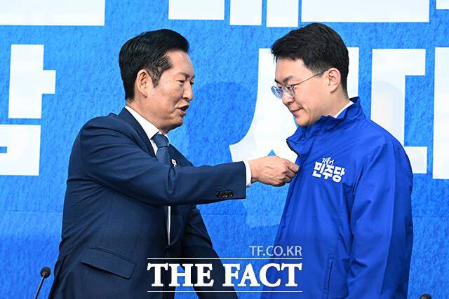 박지원 전북 군산·김제·부안을 더불어민주당 후보가 자신에 대한 성 접대 의혹에 대한 법적 대응에 나섰다. 사진은 정청래 더불어민주당 대표(왼쪽)가 지난 6일 오전 서울 여의도 국회에서 열린 발탁인재 환영식에서 박 후보게 당 점퍼를 선물하고 있는 모습. /남용희 기자