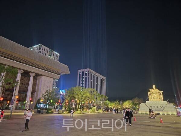 세종문화회관 앞에서 감사의 정원을 바라본 풍경./사진-투어코리아 김교환 기자