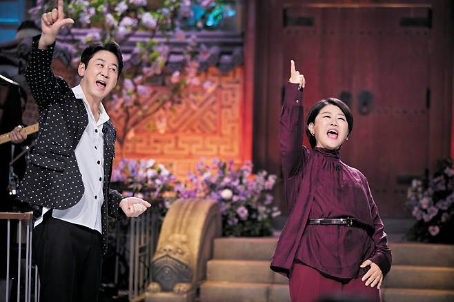 지난 14일 경기도 일산의 한 스튜디오에서 촬영한 'SNL 코리아'. 메인 MC 신동엽(왼쪽)과 배우 이정은이 "Saturday Night Live"를 외치고 있다. /쿠팡플레이