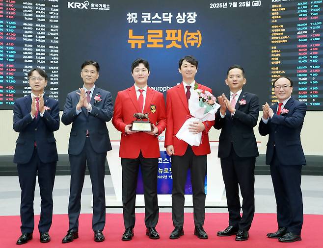 2025년 7월 25일 서울 영등포구 한국거래소에서 열린 뉴로핏 코스닥시장 상장기념식에서 관계자들이 상장기념패 전달 후 기념 촬영하고 있다. 왼쪽부터 김대영 한국IR협의회 부회장, 민경욱 한국거래소 코스닥시장본부장, 빈준길 뉴로핏 대표이사, 김동현 뉴로핏 대표이사, 강성범 미래에셋증권 부사장, 강왕락 코스닥협회 부회장. /한국거래소