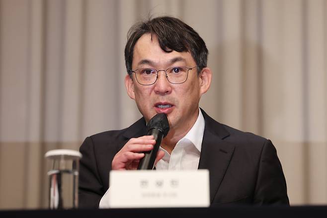 전상진 신세계그룹 경영총괄 부사장이 26일 서울 강남구 조선팰리스 호텔에서 스타벅스 '탱크데이' 논란 관련 내부 진상조사 결과를 발표하고 있다. /연합뉴스
