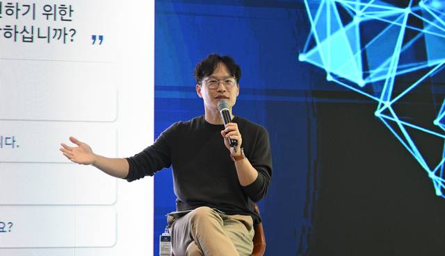 박민우 포티투닷 대표 겸 현대차·기아 AVP본부장 사장이 지난 3월 AVP본부 연구거점인 판교 테크원에서 열린 타운홀 미팅에서 메시지를 전달하고 있다. 현대차·기아 제공