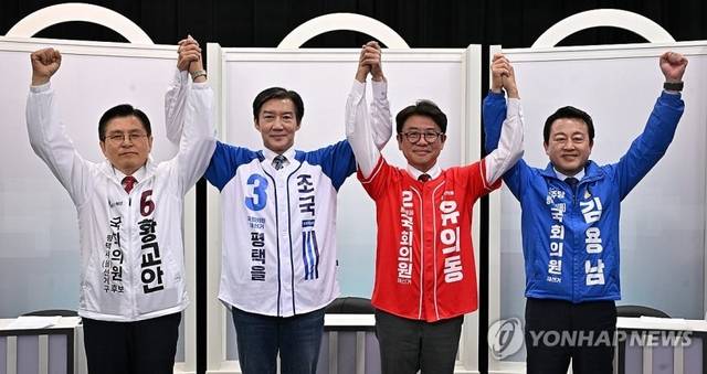 황교안 자유와혁신 후보(왼쪽부터), 조국 조국혁신당 후보, 유의동 국민의힘 후보, 김용남 더불어민주당 후보가 26일 경기 평택시 죽백동 SK브로드밴드 기남방송에서 열린 평택시선거관리위원회 주관 경기 평택을 국회의원 재선거 후보자 토론회에서 기념촬영을 하고 있다. 연합뉴스