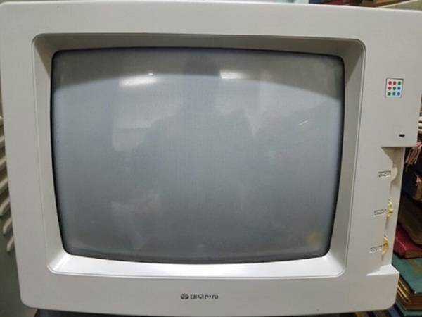 예전에 대우전자에서 나온 아이큐 2000용 RGB CRT 모니터. 지금은 좀처럼 구할 수 없는 귀하신 몸이다