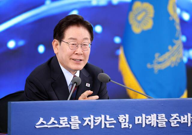 이재명 대통령이 26일 오후 경남 창원시 진해구에서 열린 ‘제1회 미래국방전략위원회’에서 발언하고 있다. 청와대사진기자단