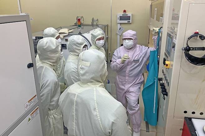 지난 1월 포항공대 나노융합기술원에서 울산과학대 전기전자공학부·기계공학부·화학공학과 학생들이 반도체 설비 교육을 받는 모습. 비전공자에게도 반도체 기업 취업 기회를 주기 위해서 마련한 프로그램이다. 사진 울산과학대