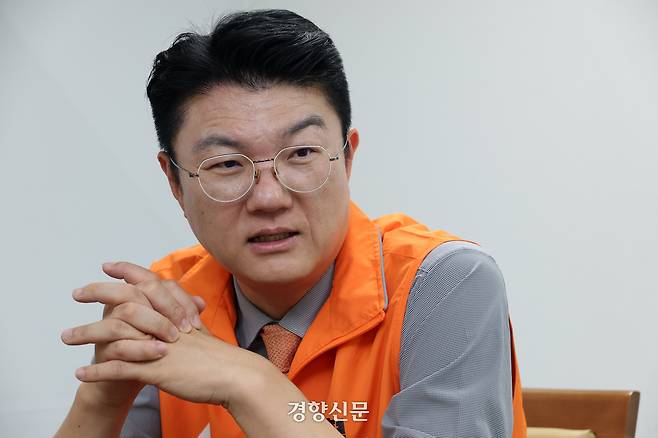 김정철 개혁신당 서울시장 후보가 지난 25일 국회에서 인터뷰를 하고 있다. 권도현 기자
