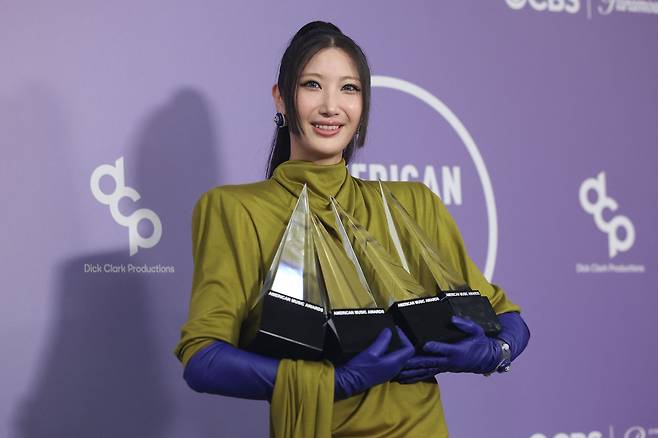 25일(현지시간) 미국 라스베이거스 MGM 그랜드 가든 아레나에서 열린 아메리칸 뮤직 어워즈에서 가수 이재가 4개의 트로피를 들고 포즈를 취하고 있다. AFP연합뉴스