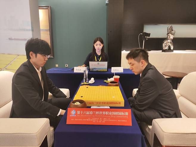 신진서 9단(왼쪽)이 춘란배 ‘디펜딩 챔피언’ 중국 양카이원 9단을 제압하고 8강에 올랐다. 한국기원 제공
