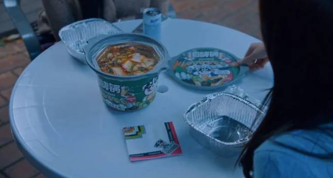 2021년 방영된 수목드라마 '여신강림'에서 등장인물이 인스턴트 훠궈를 먹는 장면. PPL(간접광고)로 삽입됐지만 '한국 정서와 맞지 않다'는 비판이 잇따르자 제작진이 사과했다. / 사진제공= tvN