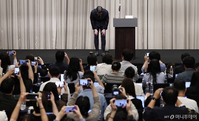 (서울=뉴스1) 구윤성 기자 = 정용진 신세계그룹 회장이 26일 오전 서울 강남구 조선팰리스에서 열린 기자회견에서 스타벅스 '탱크데이' 논란 관련 대국민 사과를 하고 있다. 2026.5.26/뉴스1 Copyright (C) 뉴스1. All rights reserved. 무단 전재 및 재배포, AI학습 이용 금지. /사진=(서울=뉴스1) 구윤성 기자