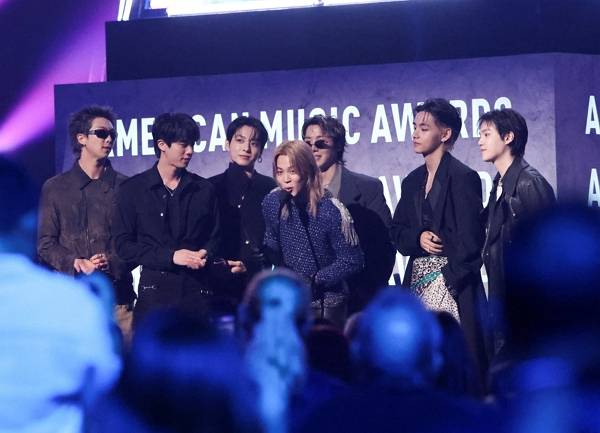 그룹 방탄소년단(BTS)이 아메리칸 뮤직 어워즈에서 대상 격인 '올해의 아티스트'상을 받았다. 사진은 그룹 방탄소년단(BTS)가 2026 아메리칸 뮤직 어워즈에서 '올해의 아티스트 상'을 수상하는 모습. /로이터=뉴스1