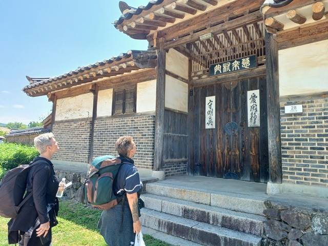 지난 22일 외국인 관광객들이 경북 안동시 풍천면 하회마을 고택을 바라보고 있다.