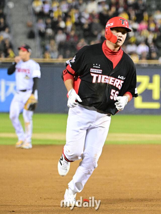 2026년 4월 1일 오후 서울 잠실구장에서 '2026 신한 SOL KBO리그' KIA 타이거즈와 LG 트윈스의 경기. KIA 오선우가 5회초 선두타자 홈런을 친 뒤 그라운드를 돌고 있다./마이데일리