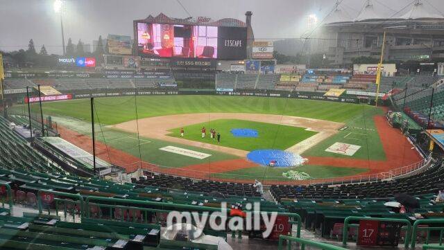 5월 26일 인천 SSG 랜더스필드에 비가 내리고 있다./인천=김경현 기자