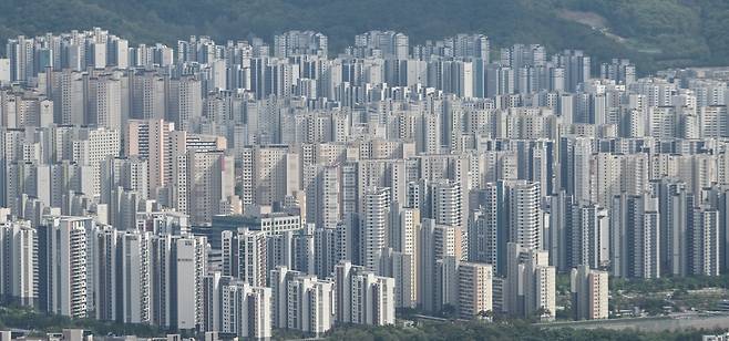 지난달 서울 송파구 롯데월드타워 전망대 서울스카이에서 바라본 서울 시내의 아파트 단지. 윤창빈 기자