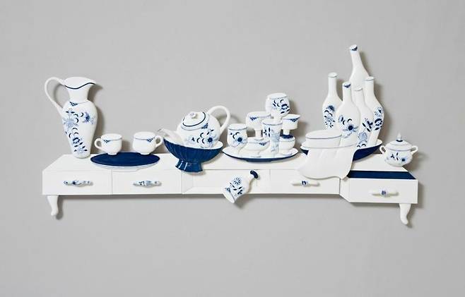 신동원, on the table, 120.5 x 57 x 7.5cm, porcelain, 2025 *재판매 및 DB 금지