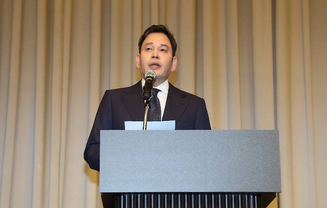 정용진 신세계그룹 회장이 26일 서울 강남구 조선팰리스 호텔에서 스타벅스 '탱크데이' 논란과 관련 사과문을 발표하고 있다. 연합뉴스
