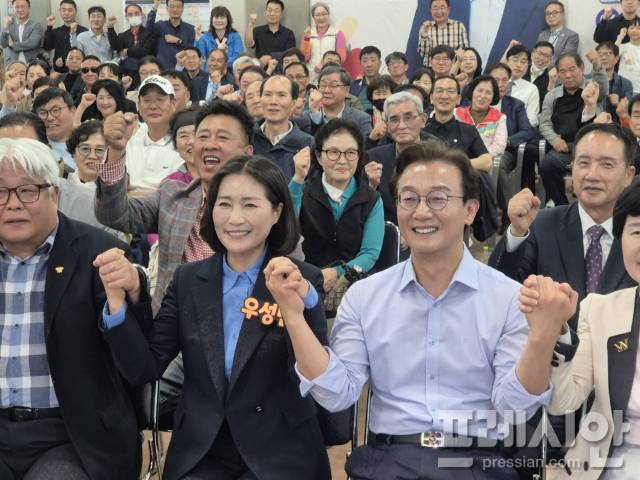 ▲전재수 부산시장 후보와 우성빈 기장군수 후보가 6·3 지방선거 승리 의지를 다지는 퍼포먼스를 진행하고 있다.ⓒ프레시안