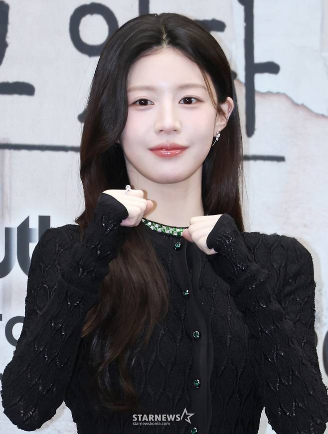 배우 고윤정이 17일 오후 서울 마포구 상암동 스탠포드호텔에서 진행된 JTBC 토일드라마 '모두가 자신의 무가치함과 싸우고 있다' 제작발표회에 참석해 포즈를 취하고 있다. 잘난 친구들 사이에서 혼자만 안 풀려 시기와 질투로 괴로워 미쳐버린 인간의 평화 찾기를 따라가는 드라마 '모두가 자신의 무가치함과 싸우고 있다'는 오는 18일 첫 방송된다. /2026.04.17 /사진=이동훈 photoguy@