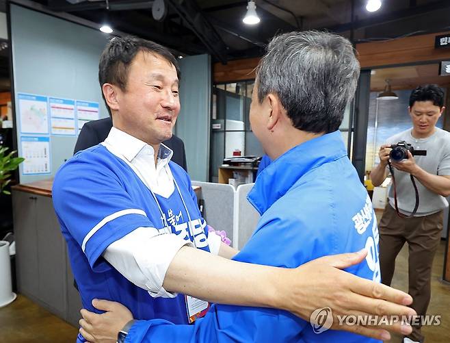 임문영 후보와 포옹하는 한병도 공동상임선대위원장 (광주=연합뉴스) 조남수 기자 = 더불어민주당 한병도 공동상임선대위원장이 26일 광주 광산구을 국회의원 보궐선거에 출마한 임문영 후보 선거사무소를 찾아 임 후보와 포옹하고 있다. 2026.5.26 iso64@yna.co.kr