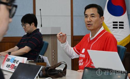 ◇김진태 국민의힘 강원도지사후보가 26일 강원자치도청 브리핑룸에서 기자회견을 갖고 있다. 박승선기자
