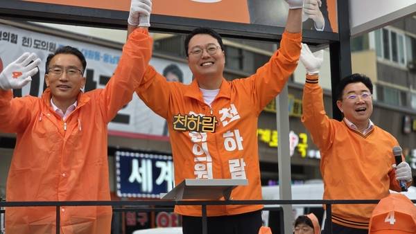 강명상(왼쪽부터) 창원시장 후보와 천하람 개혁신당 원내대표, 정성동 개혁신당 경남도당 위원장이 26일 오전 유세차를 타고 창원을 돌면서 인사하고 있다. /개혁신당 경남도당