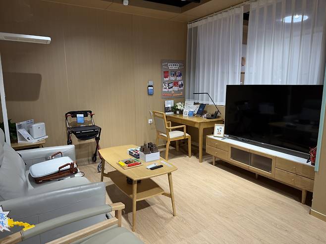 중국 상하이시 '상하이시 재활보조기기·요양기술 혁신제품 체험관’ 내부에 복지용구 체험을 위해 꾸며놓은 쇼룸의 모습.(이준호 기자)