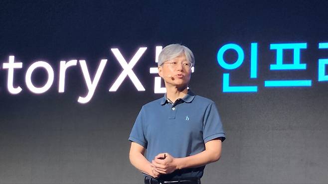 첫 번째 발표를 맡은 강민수 NHN클라우드 CIO는 FactoryX의 출발점을 ‘인프라’로 규정했다. 강 CIO는 모든 AI 플랫폼과 서비스가 결국 GPU 인프라 위에서 작동한다는 점을 강조하며, AI 인프라 구축은 설계도만으로 완성되는 일이 아니라고 설명했다. (사진=테크42)