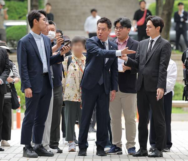고(故) 김새론의 사망 원인이 배우 김수현의 채무 압박 때문이라는 등 허위 사실을 유포한 혐의를 받는 김세의 가로세로연구소 대표가 26일 서초구 서울중앙지방법원에서 열린 구속 전 피의자 심문(영장실질심사)에 출석하고 있다. 2026.5.26. 연합뉴스