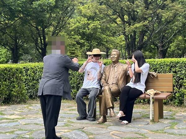 노무현 전 대통령 서거 17주기 추도식이 열린 23일 경남 김해 봉하마을에서 '일베'로 추정되는 청년들이 특정 손가락 모양으로 인증샷을 찍는 등 노 전 대통령을 조롱하고 모욕하는 행위를 벌였다. 조수진 변호사 페이스북