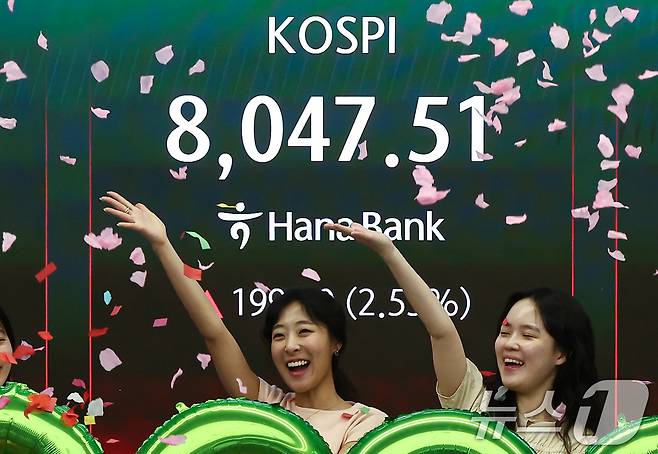 코스피 지수가 종가 기준 최초로 8,000대를 기록한 26일 오후 서울 중구 하나은행 본점 딜링룸에서 직원들이 축하 세레머니를 하고 있다. 2026.5.26 ⓒ 뉴스1 김도우 기자