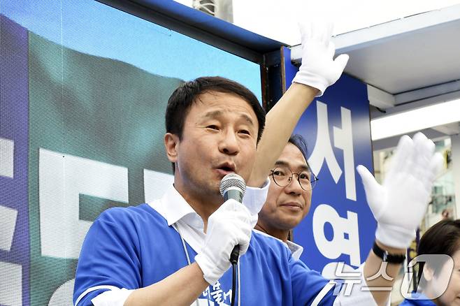 한병도 더불어민주당 원내대표가 27일 오후 전남 여수시 흥국체육관 사거리에서 서영학 여수시장 후보 지원 연설을 하고 있다. 2026.5.27 ⓒ 뉴스1 김성준 기자