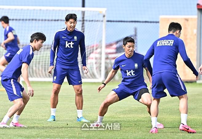 축구국가대표팀의 손흥민(왼쪽 둘째)와 황희찬(왼쪽 셋째)이 27일(한국시간) 미국 유타주 헤리먼 자이언스 뱅크 트레이닝 센터에서 훈련을 하고 있다. 헤리먼(미 유타주) | 박진업 기자 upandup@sportsseoul.com