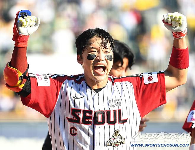 24일 잠실구장에서 열린 LG와 키움의 경기. 9회말 2사 1, 2루. LG 박해민이 키움 유토를 상대로 끝내기 3점 홈런을 날렸다. 환호하고 있는 박해민. 잠실=송정헌 기자songs@sportschosun.com/2026.05.24/