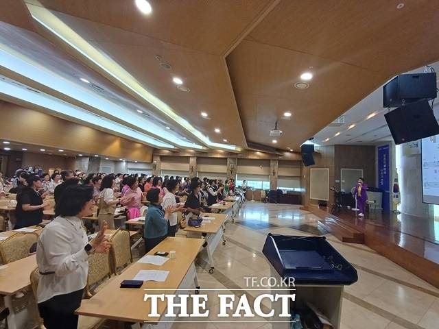 박미현은 '대한민국 가요교실 3대 천왕'(박미현 김성기 임성환)으로 불리는 스타강사들 가운데서도 가장 영향력 있는 존재로 꼽히며, 수도권 수천 명의 회원들과 매일 호흡하고 있다. /더팩트 DB