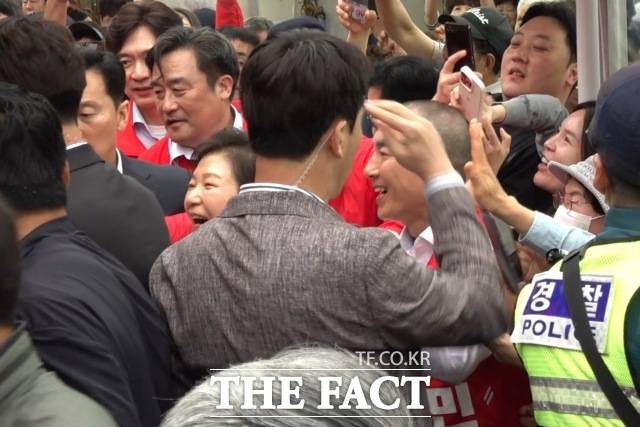 박근혜 전 대통령이 27일 오후 부산 기장시장을 찾아 국민의힘 정동만 의원, 박형준 부산시장 후보, 박민식 부산 북구갑 후보와 함께 시민들에게 인사하고 있다. /부산=김민지 기자