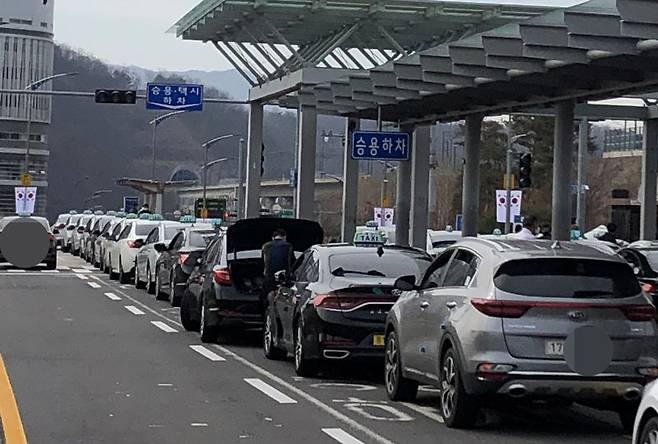 울산시가 올해부터 관내 택시를 대상으로 사고 시 급발진 또는 오조작 여부를 확인할 수 있는 페달 블랙박스의 설치를 지원한다. 사진은 KTX 울산역 앞 택시 정류장. fn 사진 DB