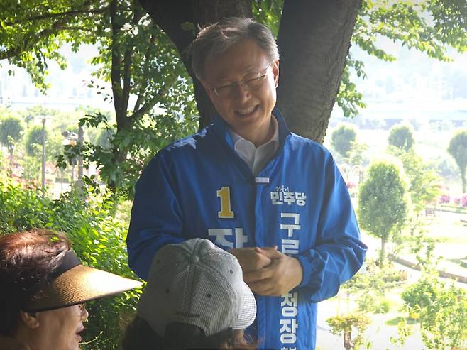 장인홍 더불어민주당 구로구청장 후보가 지난 24일 서울 구로구 안양천 일대에서 구민들과 이야기를 나누고 있다. 장 후보 캠프 제공
