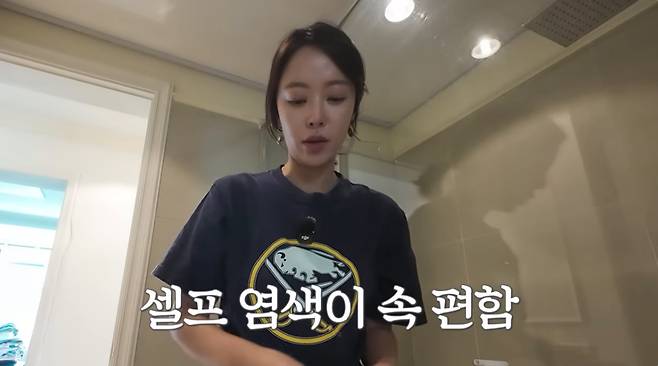 배우 황정음이 43억원 횡령 논란 이후 셀프 염색을 하게 됐다고 밝혔다. /사진=유튜브 채널 '황정음' 영상