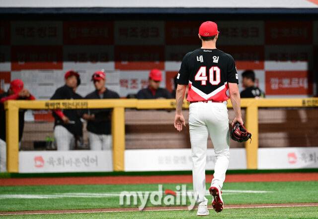 2026년 5월 27일 오후 서울 고척스카이돔에서 열린 '2026 신한 SOL KBO리그' KIA 타이거즈와 키움 히어로즈의 경기. KIA 선발투수 네일이 1회말 1실점으로 막은 뒤 더그아웃으로 들어가고 있다./고척=유진형 기자 zolong@mydaily.co.kr