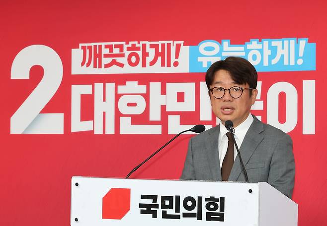 경기도 평택을 국회의원 재선거에 출마한 유의동 국민의힘 후보가 이달 25일 서울 여의도 당사에서 긴급 기자회견을 열고 더불어민주당 김용남 후보의 ‘대부업’ 의혹과 관련 강하게 비판하고 있다. 연합뉴스
