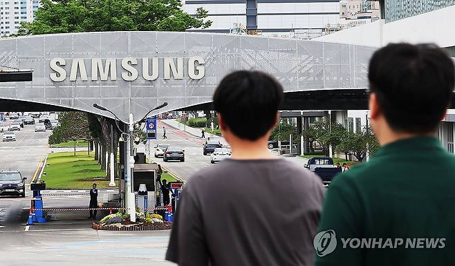 삼성전자 임금협상 잠정합의안 가결 (수원=연합뉴스) 홍기원 기자 = 삼성전자 노사의 임금협상 잠정합의안이 노동조합 투표에서 70%를 넘기는 찬성률로 가결됐다.
삼성전자 노조 공동교섭단은 27일 오전 10시 마감한 잠정합의안 투표 결과 찬성 73.7%(4만6천142명)로 가결됐다고 밝혔다.
노조 규약에 따라 투표권자 과반이 참여해 과반이 찬성하면서 잠정합의안은 최종 확정됐다.
사진은 27일 경기도 수원시 삼성전자 본사 모습. 2026.5.27 xanadu@yna.co.kr