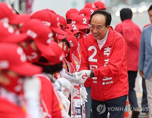추경호 후보, 공식 선거운동 시작 (대구=연합뉴스) 윤관식 기자 = 국민의힘 추경호 대구시장 후보가 21일 대구 반월당네거리에서 출근길 인사를 하기 전 선거사무원들과 악수하고 있다. 2026.5.21
psik@yna.co.kr