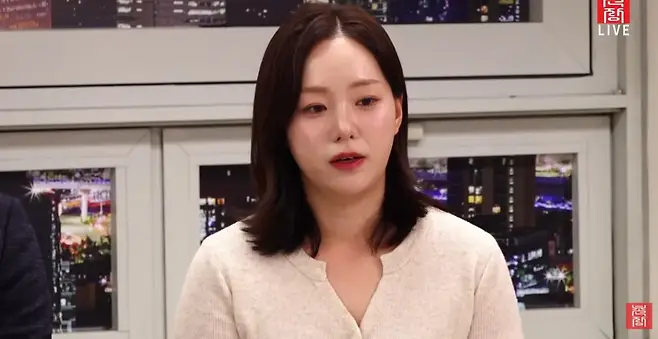 '나는 SOLO' 31기 옥순이 임신설과 결혼설 등 각종 루머에 관해 해명했다./사진=유튜브 채널 '촌장' 방송 화면 캡처