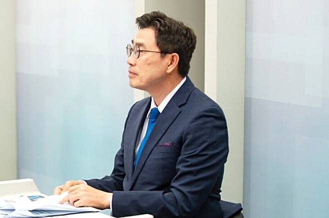 ▲ SKB 기남방송 스튜디오에서 열린 평택시선거방송토론위원회 주최 평택시장선거 후보자 토론회에 참가한 최원용 더불어민주당 후보가 토론회 준비를 하고 있다. /사진제공=최원용 후보 선거캠프