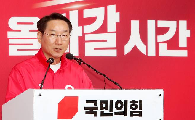 ▲ 국민의힘 유정복 인천시장 후보가 28일 오후 서울 여의도 국민의힘 중앙당사에서 기자회견을 열고 독립유공자 후손 자처 논란에 휩싸인 더불어민주당 박찬대 후보를 향해 후보직 사퇴를 촉구하고 있다. /사진제공=정복캠프