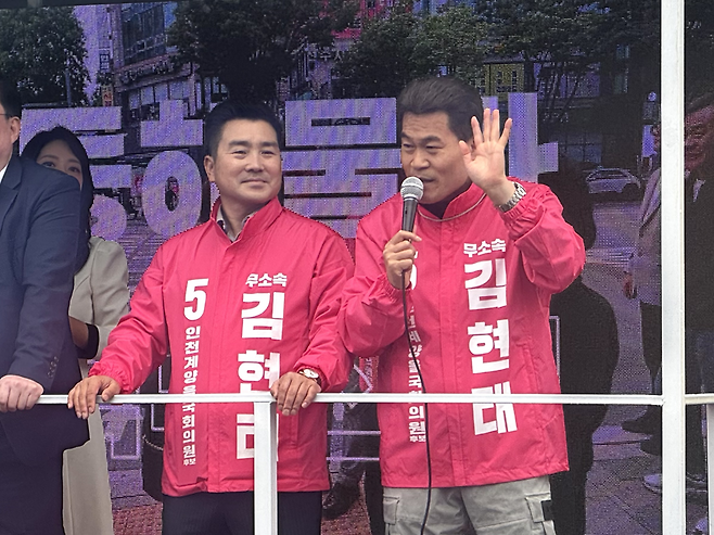 ▲ 무소속 김현태 후보가 지난 21일 오전 11시쯤 인천 계산역 6번 출구 앞 유세차에 올라 보수 유튜버 전한길씨와 함께 첫 선거유세를 진행하고 있다./김도엽 수습기자 ypypp@incheonilbo.com