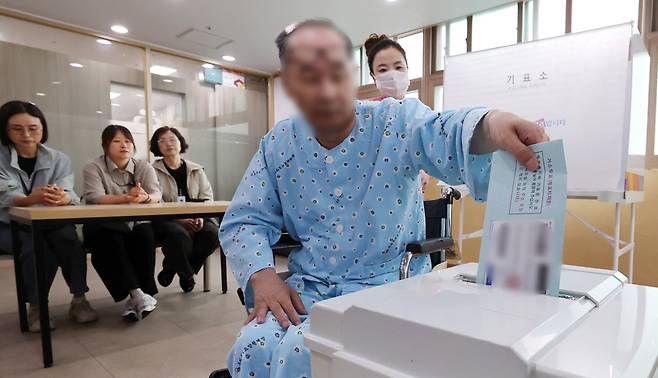 ▲ 제9회 전국동시지방선거를 6일 앞둔 28일 오전 인천 계양구 우리복지요양원에서 한 어르신이 거소투표를 하고 있다. /이재민 기자 leejm@incheonilbo.com