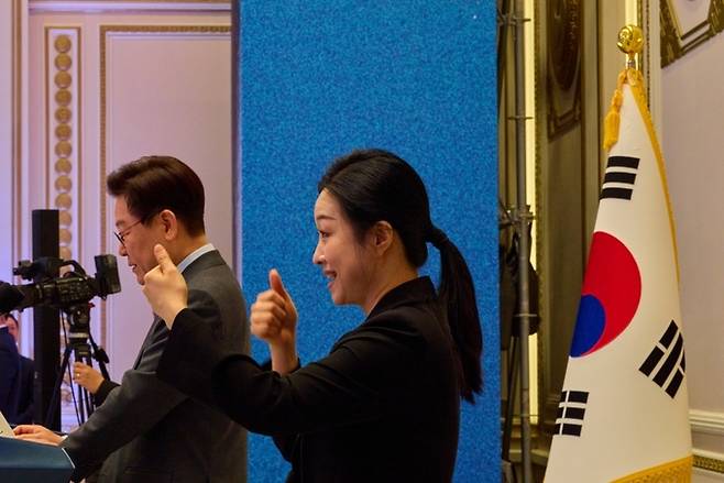 ▲ 박지연 청와대 전속 수어통역사가 지난 3월20일 밀라노-코르티나 동계패럴림픽 선수단 격려 오찬(영빈관1층) 때 통역하는 모습. 이 대통령 인스타그램에 업로드된 사진.